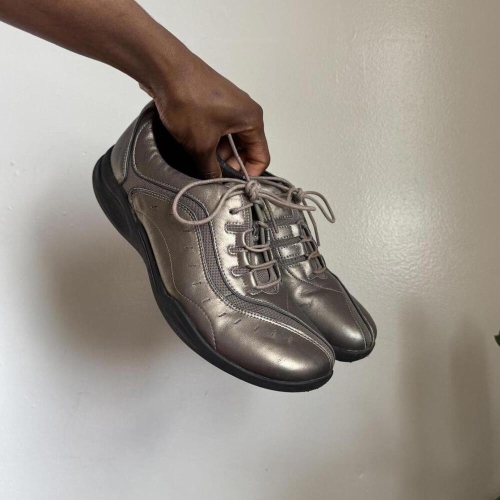 Women’s Clarks WaveWalk Gorpcore Techwear Sneakers‎ in champagne Metallic 9.5